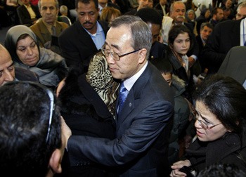 El Secretario General, Ban Ki-moon, (centro) se reúne con el personal de las Naciones Unidas y las familias de los que murieron en los ataques terroristas en Argel.