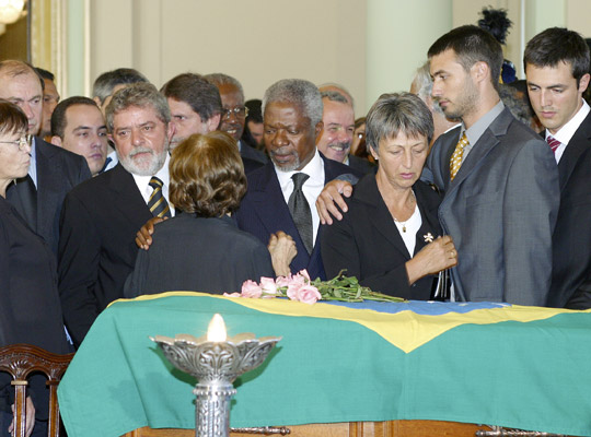 El Secretario General, Kofi Annan, consuela a la familia de Sergio Vieira de Mello, Representante Especial en Iraq.