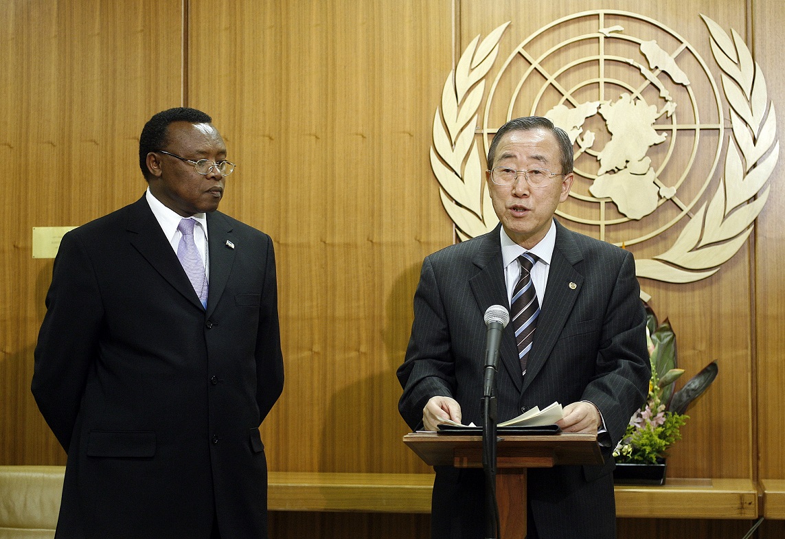 El ex Secretario General Ban Ki-moon (derecha) habla con Joseph Nsengimana, Representante Permanente de Rwanda ante la ONU, que se encuentra junto a él.