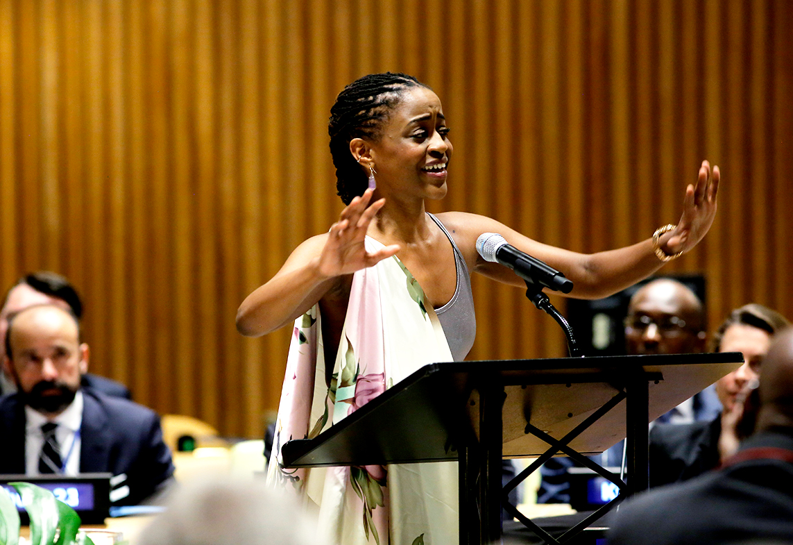 Malaika Uwamahoro, artista y estudiante rwandesa de la Universidad de Fordham, Nueva York, durante la conmemoración anual.