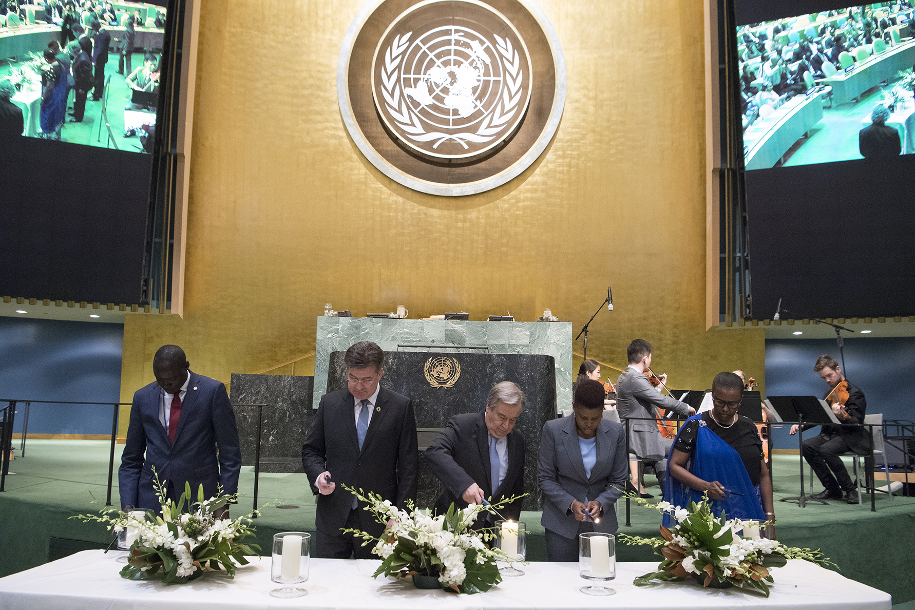 Encendido de velas durante la conmemoración de 2018 del Día Internacional de Reflexión sobre el Genocidio contra los Tutsi en Rwanda.