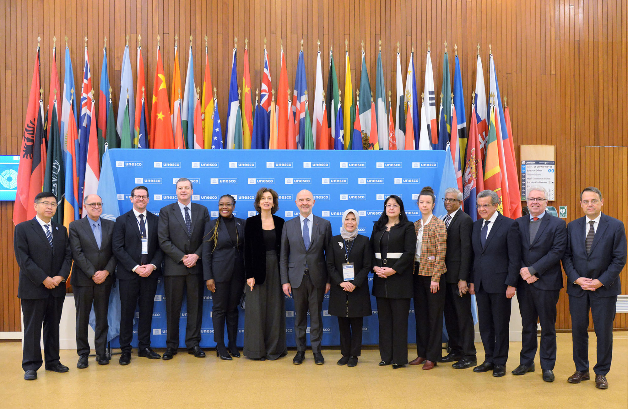 Les membres du panel avec la Directrice générale de l'UNESCO à Paris