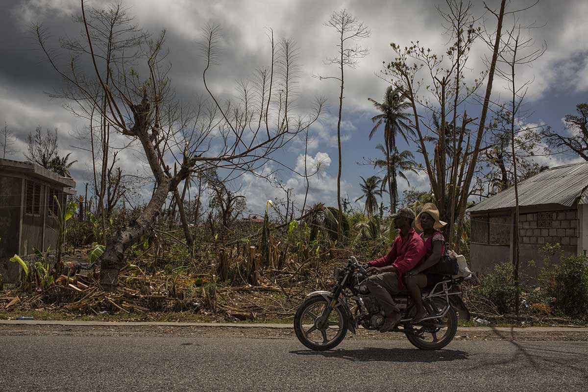 deux hommes sur une moto