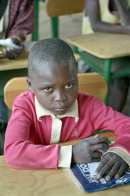 Une jeune fille dans une école au Mozambique.