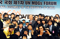 UN Secretary-General Ban Ki-moon (centre) has his photo taken with members of the public at the UN MDG forum hosted by National Assembly of the Republic of Korea on the sidelines of the G20 Summit in Seoul.