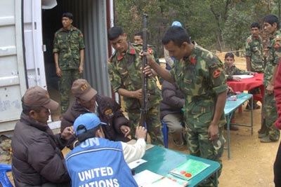 Служащие ООН регистрируют оружие Непальской армии в рамках миротворческой Миссии ООН в Непале.