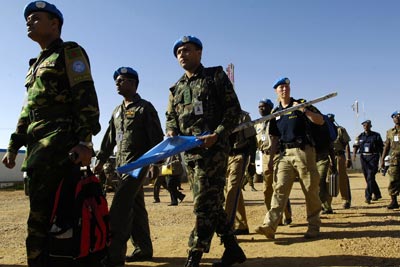 Прибытие американских военнослужащих и полицейских в штаб-квартиру Африканского союза в городе Эль-Фашер в северной части Дарфура в Судане.