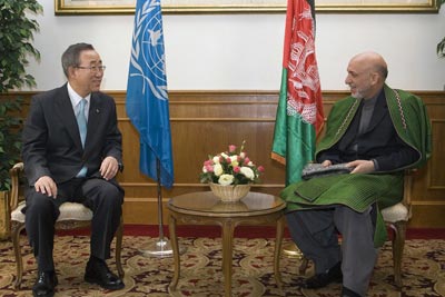 Генеральный секретарь Пан Ги Мун на переговорах с президентом Афганистана Хамидом Карзаем после Римской конференции по установлению закона и правопорядка в Афганистане.