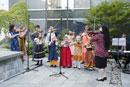 Выступление японского хора 'Tarumi Violinists' во время церемонии удара в «Колокол мира».