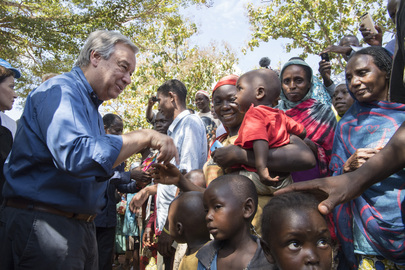 António Guterres (left) meets internally displaced persons (IDPs) in Bangassou, Central African Republic