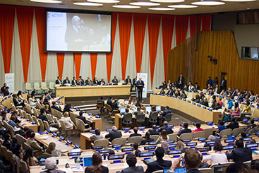 Recording artist Annie Lennox (center) the Goodwill Ambassador for UNAIDS, with Secretary-General Ban Ki-moon (left) and UNAIDS Executive Director Michel Sidibé