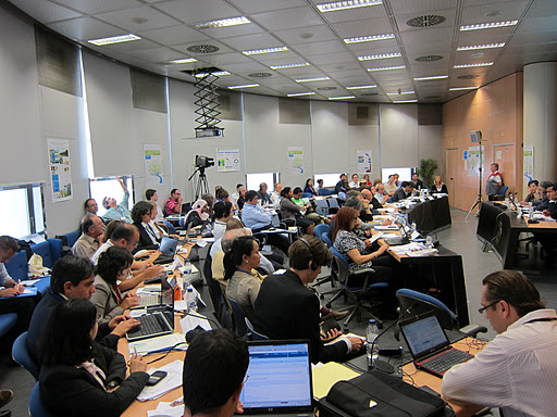 Grupo de trabajo durante una sesión de debate el 5 de octubre