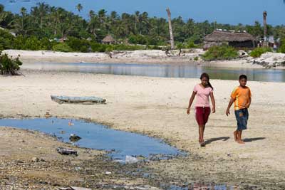 Locals in Tebikenikora, a village in the Pacific island nation of Kiribati. UN Photo/Eskinder Debebe.