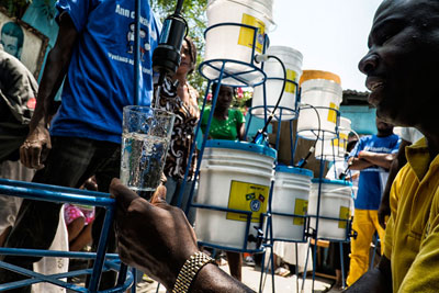 The UN Mission in Haiti's Community Violence Reduction section (CVR) continued its joint pilot project with the Direction Nationale de l'Eau Potable et de l'Assainissement (DINEPA) to install water filter systems and provide hygiene training in Cité Soleil, Port au Prince. Photo: Logan Abassi/MINUSTAH