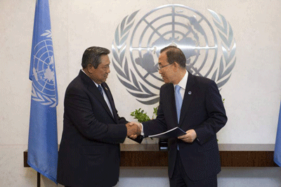 Secretary-General Ban Ki-moon (right) receives report of the High-level Panel of Eminent Persons on the Post-2015 Development Agenda from co-Chair President Susilo Bambang Yudhoyono of Indonesia.