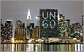 L'immeuble du Secrétariat - New York est illuminé et affiche « UN 60 »