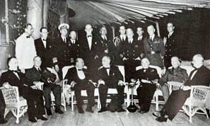 "在海上某处。" 罗斯福总统和丘吉尔首相在USS奥古斯塔，此次历史性的会议上签署了“大西洋宪章”，1941年8月14日