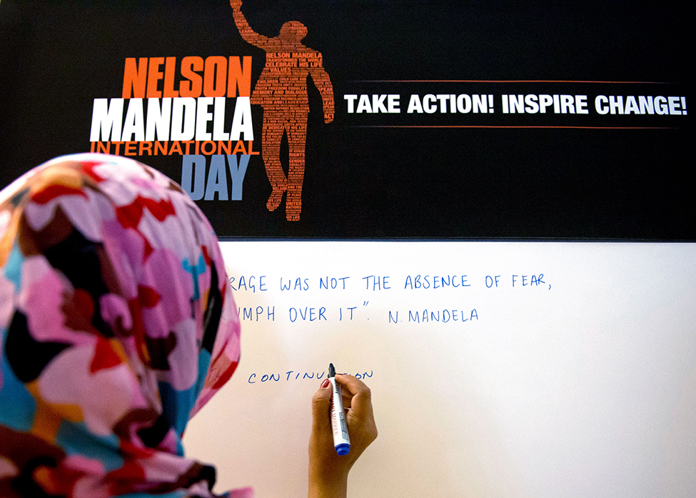 活动参与者在联合国日内瓦办事处举行的纳尔逊·曼德拉国际日活动中写信。联合国图片/Jean-Marc Ferré