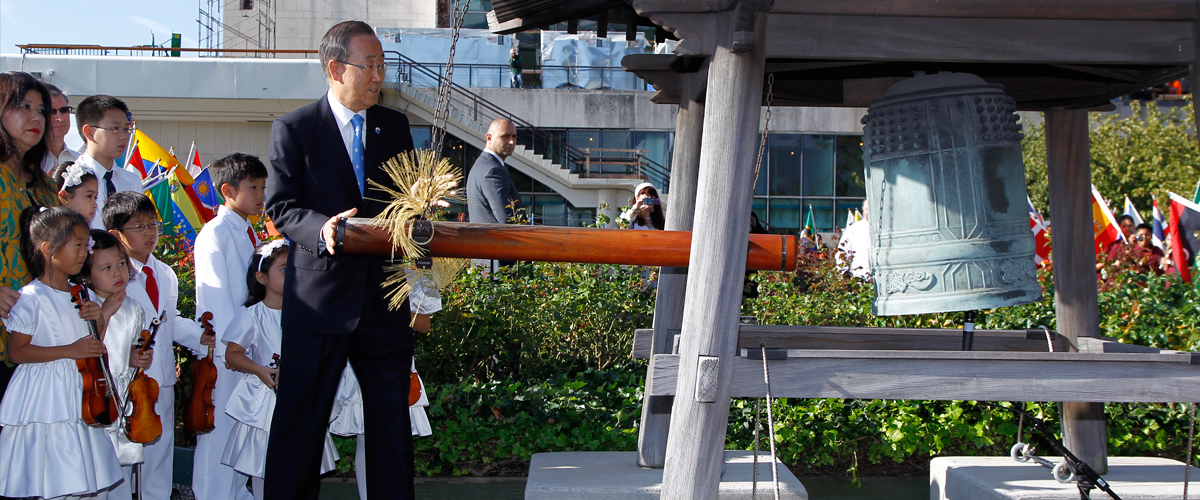 秘书长潘基文在联合国总部举行的国际和平日（9月21日）的年度纪念活动仪式上敲响和平钟。
