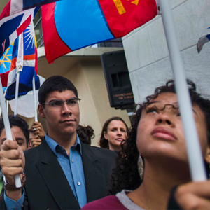 在一年一度的国际和平日和平钟仪式上，青年学生们举着联合国会员国国旗。联合国图片/Amanda Voisard