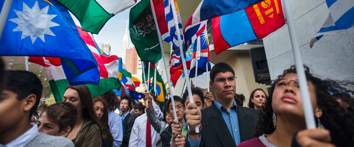 在一年一度的国际和平日和平钟仪式上，青年学生们举着联合国会员国国旗。联合国图片/Amanda Voisard