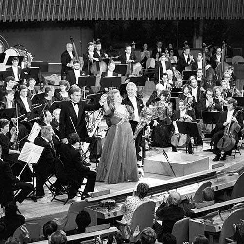 1988年举行的年度联合国日音乐会，由悉尼交响乐团与琼·萨瑟兰夫人联袂出演。联合国图片/Milton Grant