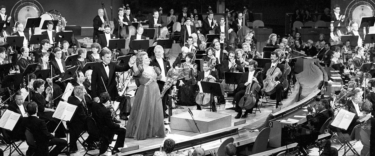 1988年举行的年度联合国日音乐会，由悉尼交响乐团与琼·萨瑟兰夫人联袂出演。联合国图片/Milton Grant