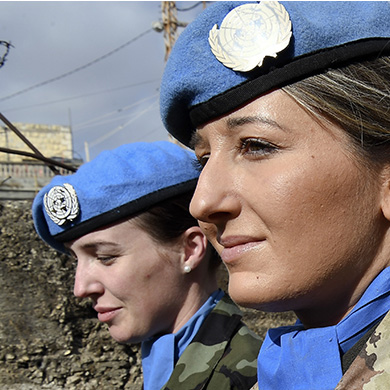 在黎巴嫩南部的路梅希，联合国驻黎巴嫩临时部队（联黎部队）来自六个部队派遣国的10名女性维和人员进行了首次全女性徒步巡逻，摄于2017年。 联合国图片/Pasqual Gorriz