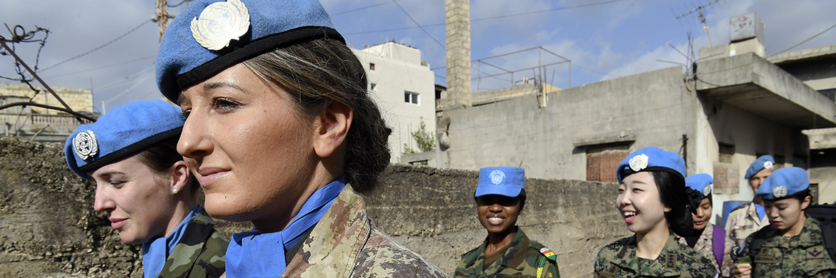 在黎巴嫩南部的路梅希，联合国驻黎巴嫩临时部队（联黎部队）来自六个部队派遣国的10名女性维和人员进行了首次全女性徒步巡逻，摄于2017年。 联合国图片/Pasqual Gorriz