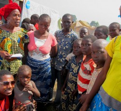 2013年12月,中非共和国班吉:中非共和国首都班吉国际机场附近营地里的一个流离失所家庭。自12月初武装冲突爆发以来,近80万人逃离家园。图片提供:人道协调厅